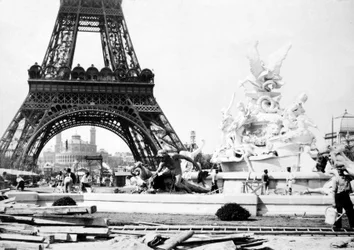 Construcción de la Fuente St. Vidal cerca de la Torre Eiffel, Exposición de París, 1889